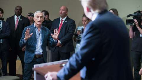 Ramos, presentador de Univision, le plantea una pregunta a Donald Trump el 25 de agosto de 2015 en Dubuque, Iowa.