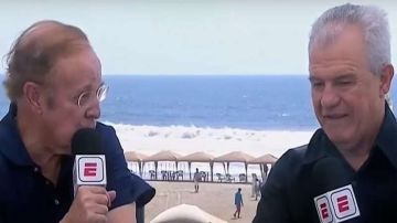 José Ramón Fernández y Javier Aguirre durante una transmisión de ESPN en Acapulco.