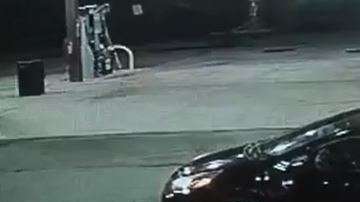 El ladrón bajó al bebé y lo dejó en otra gasolinera.