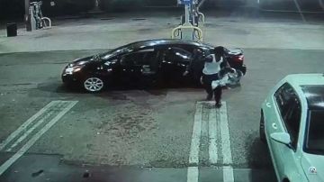 El ladrón bajó al bebé y lo dejó en otra gasolinera.