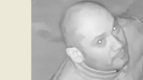 El hombre se persigna antes de cometer el robo.