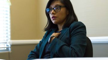 La activista indocumentada Lisbeth Mateo posa para en las oficinas de su recien abierto bufete de abogados en Los Ángeles, California.