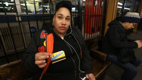 Usuaria Ana Torres. Con la propuesta del aumento de las tarifas del transporte publico usuarios reaccionan.