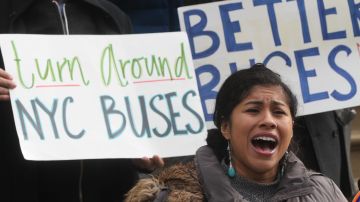 Stephanie Burgos-Veras de Riders Alliance protesta por mejor servicio de buses.