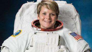 La astronauta Anne McClain y su hijo.