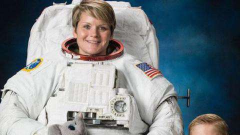 La astronauta Anne McClain y su hijo.