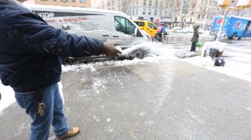 En la cuarta tormenta de nieve, los nuyorquinos estan aprendiendo a lidiar con el clima en el primer dia de primavera.