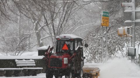 En la cuarta tormenta de nieve, los nuyorquinos estan aprendiendo a lidiar con el clima en el primer dia de primavera.