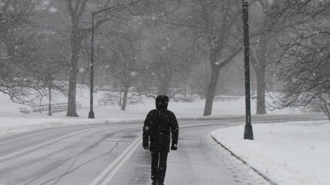 En la cuarta tormenta de nieve, los nuyorquinos estan aprendiendo a lidiar con el clima en el primer dia de primavera.