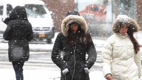 En la cuarta tormenta de nieve, los nuyorquinos estan aprendiendo a lidiar con el clima en el primer dia de primavera.
