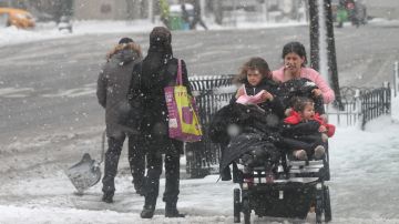 En la cuarta tormenta de nieve, los nuyorquinos estan aprendiendo a lidiar con el clima en el primer dia de primavera.