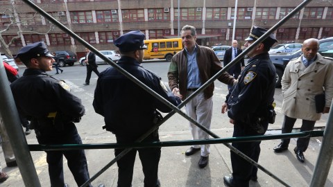 Gobernador Andrew Cuomo con el concejal Ritchie Torres y el Presidente del Condado, Ruben Diaz Jr. en el complejo Jackson en el Bronx.