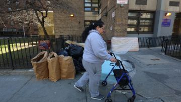 Luz Concepcion. Inquilinos de NYCHA en Chelsea se quejan de la inseguridad y la falta de limpieza.