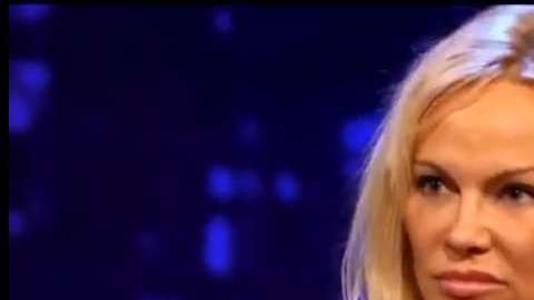 Pamela Anderson fue entrevistada en un canal de televisión