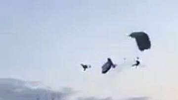 El choque provocó que uno de los paracaídas se rompiera.