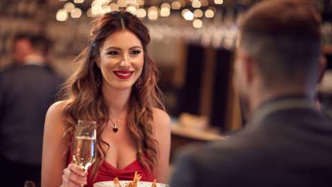 Los roles tradicionales de género en las citas a ciegas, en cuanto a quién debe pagar la cena, aún prevalecen en las mujeres de hoy, dice una nueva encuesta.
