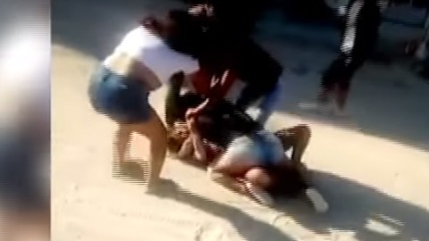 El video captó cuando la pareja rodaba por el suelo.