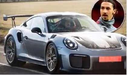 Zlatan Ibrahimovic llegó al entrenamiento del Manchester United en un Porsche 911