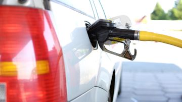 Los precios de la gasolina están disparando la inflación./ Archivo