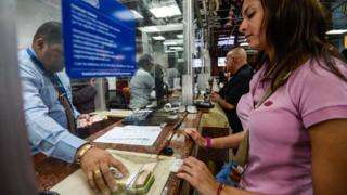 Cada vez más familias de Venezuela reciben dinero desde el exterior.