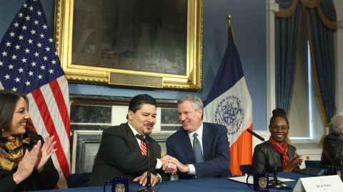 El alcalde Bill de Blasio junto al nuevo canciller de Educacion, Richard A. Carranza, en City Hall