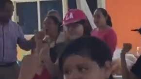 El menor fue el único que no quiso bailar.