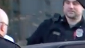 Vecinos llaman a la policía alertando de un vehículo abandonado y encuentran un perro en el interior.