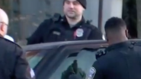 Vecinos llaman a la policía alertando de un vehículo abandonado y encuentran un perro en el interior.