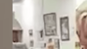 Un niño autista cortándose el cabello.