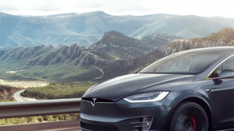 Tesla lidera el espacio delantero.