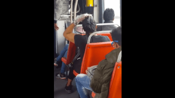 Una mujer causó polémica por teñirse el cabello en el bus.