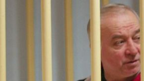 ¿Envenenamiento?
Análisis de Gordon Corera, analista de seguridad de la BBC

Los paralelismos son sorprendentes con el caso de Alexander Litvinenko, ocurrido en 2006.

Este también era un exagente de inteligencia ruso que había llegado a Reino Unido y cayó enfermo por razones inicialmente desconocidas.

En ese caso, pasaron semanas para establecer que había sido deliberadamente envenenado, y pasó casi una década antes de que una investigación apuntara el dedo de culpabilidad al Estado ruso.

Litvinenko fue envenenado con polonio 210, una sustancia altamente radioactiva.

Las autoridades dicen que es muy pronto para especular sobre qué le pasó a Sergei Skripal o por qué.

La policía no ha calificado el hecho como un crimen, pero si se mantienen la similitudes y Moscú aparece de nuevo como sospechoso, habrá preguntas sobre qué tipo de respuesta deberá haber, y sobre si se hizo suficiente en el pasado para impedir que este tipo de actividad volviese a ocurrir.