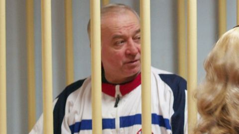 ¿Envenenamiento?
Análisis de Gordon Corera, analista de seguridad de la BBC
Los paralelismos son sorprendentes con el caso de Alexander Litvinenko, ocurrido en 2006.
Este también era un exagente de inteligencia ruso que había llegado a Reino Unido y cayó enfermo por razones inicialmente desconocidas.
En ese caso, pasaron semanas para establecer que había sido deliberadamente envenenado, y pasó casi una década antes de que una investigación apuntara el dedo de culpabilidad al Estado ruso.
Litvinenko fue envenenado con polonio 210, una sustancia altamente radioactiva.
Las autoridades dicen que es muy pronto para especular sobre qué le pasó a Sergei Skripal o por qué.
La policía no ha calificado el hecho como un crimen, pero si se mantienen la similitudes y Moscú aparece de nuevo como sospechoso, habrá preguntas sobre qué tipo de respuesta deberá haber, y sobre si se hizo suficiente en el pasado para impedir que este tipo de actividad volviese a ocurrir.