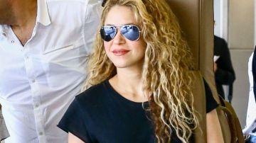 Shakira llegó a Miami sonriente.