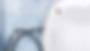 Orinar sentado trae varios beneficios al organismo.