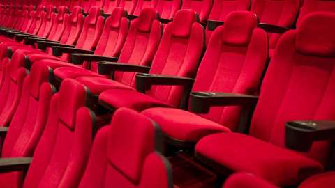 Muchas salas de cine VIP tiene butacas eléctricas.