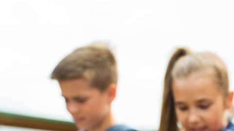 Hoy en día, los niños pasan mucho tiempo con el celular.