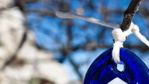 Desde hace miles de años el "mal de ojo" y los amuletos para ahuyentarlo están presente en el imaginario humano.