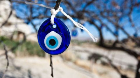 Desde hace miles de años el "mal de ojo" y los amuletos para ahuyentarlo están presente en el imaginario humano.