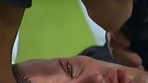 El eslovaco Martin Skrtl yace en el terreno de juego después de casi ahogarse con su lengua.