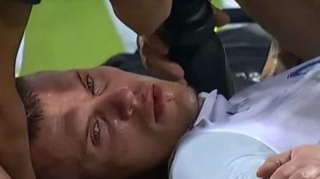 El eslovaco Martin Skrtl yace en el terreno de juego después de casi ahogarse con su lengua.