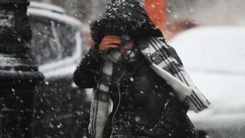 Nieve y viento azotan la Gran Manzana. La tormenta de nieve  llegara en la tarde pronostican los servicios meteorologico.