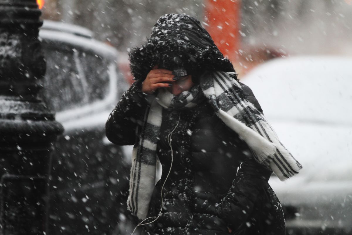 Los meteorólogos prevén que la tormenta deje nevadas y fuertes vientos.