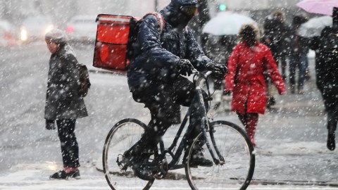 Nieve y viento azotan la Gran Manzana. La tormenta de nieve llegara en la tarde pronostican los servicios meteorologico.