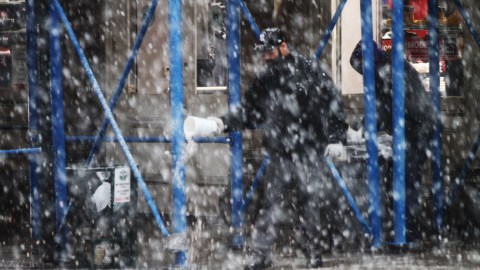 Nieve y viento azotan la Gran Manzana. La tormenta de nieve llegara en la tarde pronostican los servicios meteorologico.