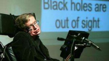 La enfermedad fue paralizando lentamente a Stephen Hawking, dejándolo con movimiento sólo en dos dedos y algunos músculos faciales.