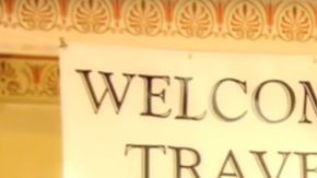 "Bienvenidos, viajeros del tiempo", decía el cartel de bienvenida a la fiesta de Stephen Hawking.