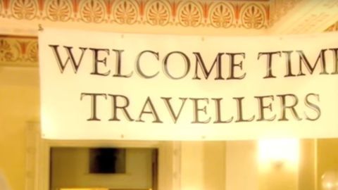 "Bienvenidos, viajeros del tiempo", decía el cartel de bienvenida a la fiesta de Stephen Hawking.