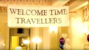 "Bienvenidos, viajeros del tiempo", decía el cartel de bienvenida a la fiesta de Stephen Hawking.