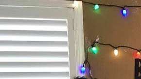 Un niño organiza una fiesta de cumpleaños temática sobre la serie Stranger Things.